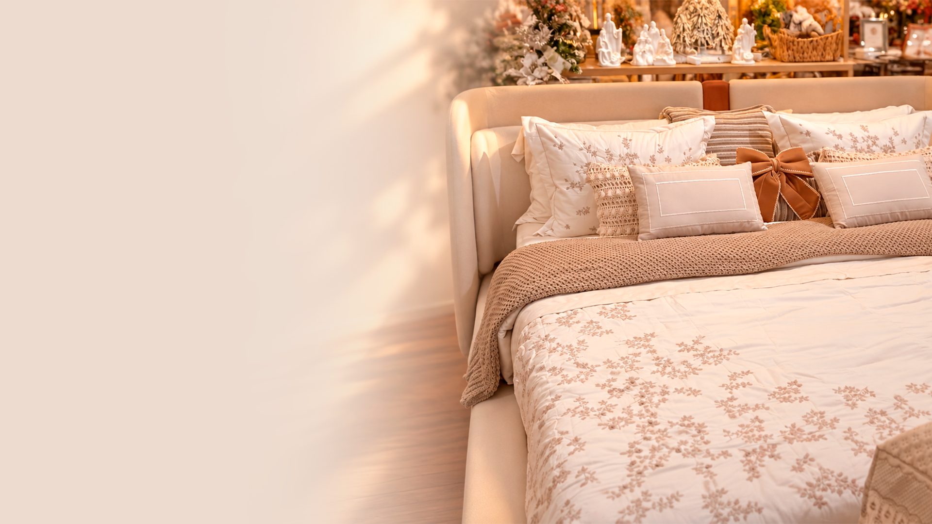 Cama com enxoval bege bordado e laço laranja na loja Mix Home